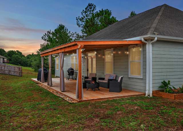 Property at 321 Scotch Pine Ln, Crestview, FL 32536, 4 beds, 2.5 baths