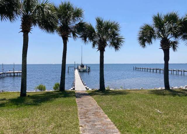 Property at 6735 Tidewater Dr, Navarre, FL 32566, 4 beds, 3 baths