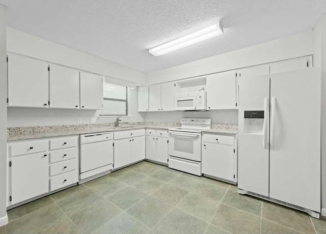 Property at 25 NW Wright Pkwy Unit C, Fort Walton Beach, FL 32548, 3 beds, 2.5 baths