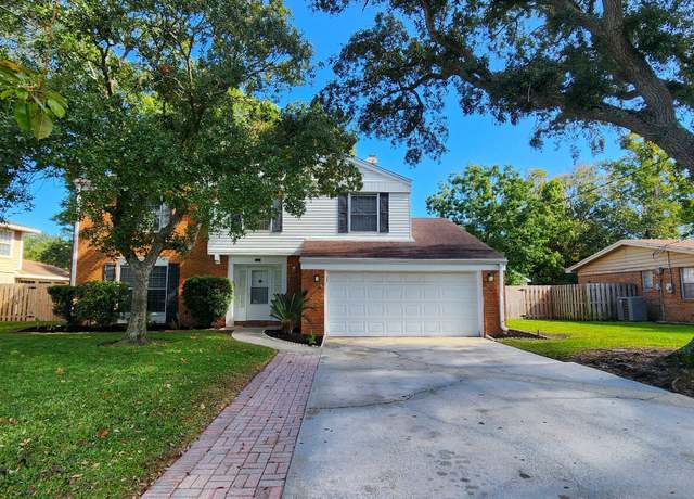 Property at 304 NW Briarwood Cir, Fort Walton Beach, FL 32548, 5 beds, 2.5 baths