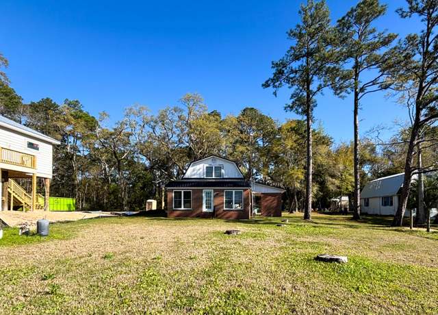Property at 328 Sunset Trl, Freeport, FL 32439, 3 beds, 2 baths