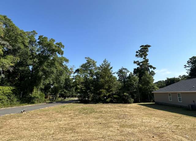 Property at 824 W Walnut Ave, Crestview, FL 32536