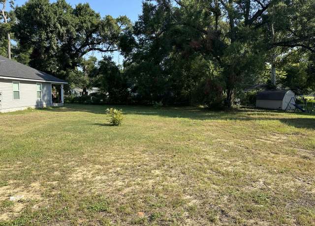 Property at 812 W Walnut Ave, Crestview, FL 32536