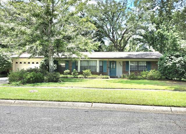 Property at 626 NE Camborne Ave, Fort Walton Beach, FL 32547, 5 beds, 3 baths