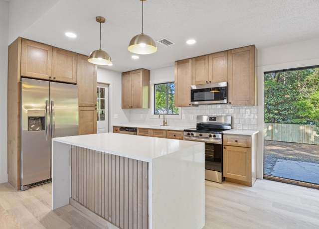 Property at 1103 S Palm Blvd, Niceville, FL 32578, 3 beds, 2 baths
