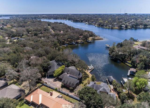 Property at 402 Barataria Ln, Fort Walton Beach, FL 32547, 3 beds, 3.5 baths