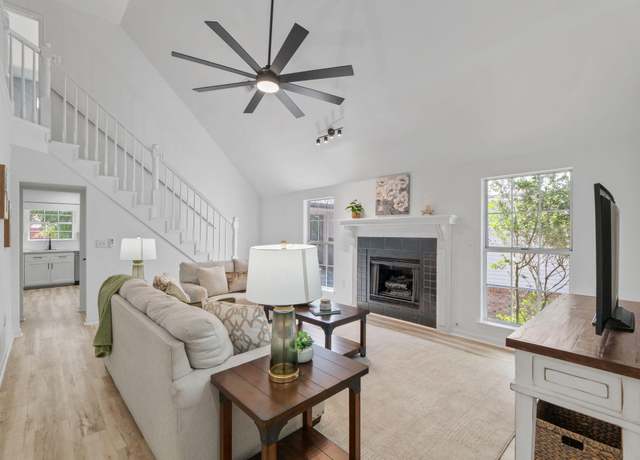 Property at 529 Shoal River Dr, Crestview, FL 32539, 4 beds, 2.5 baths