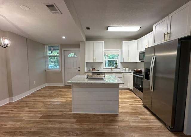 Property at 81 Eastview Ave, Valparaiso, FL 32580, 4 beds, 3 baths