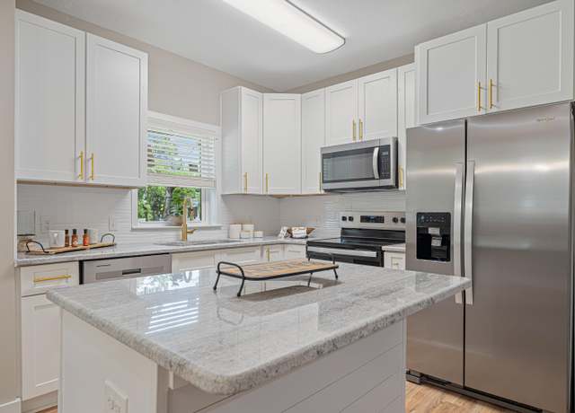 Property at 81 Eastview Ave, Valparaiso, FL 32580, 4 beds, 3 baths