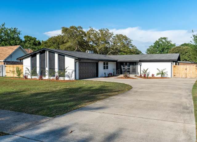 Property at 618 NE Country Club Ave, Fort Walton Beach, FL 32547, 4 beds, 2 baths