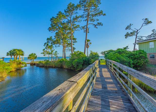Property at 441 Atwater Ct, Mary Esther, FL 32569, 3 beds, 2.5 baths
