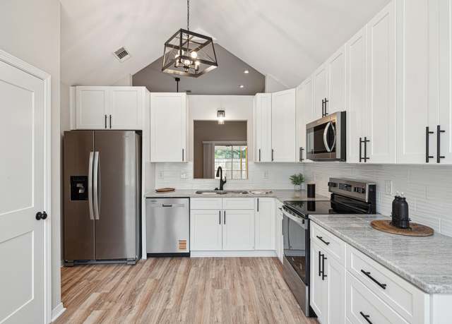 Property at 28 6Th St, Shalimar, FL 32579, 3 beds, 2 baths