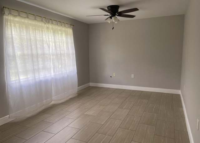 Property at 20 E Casa Loma Dr, Mary Esther, FL 32569, 3 beds, 2.5 baths