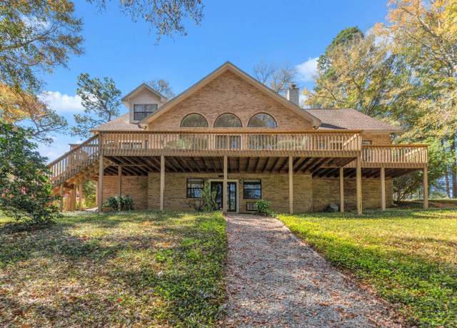 Property at 446 Marion Dr, Niceville, FL 32578, 5 beds, 4.5 baths