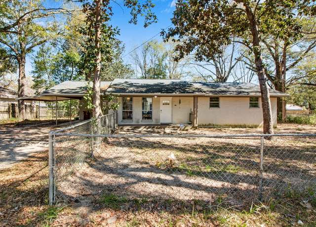 Property at 876 E Walnut Ave, Crestview, FL 32539, 3 beds, 2 baths