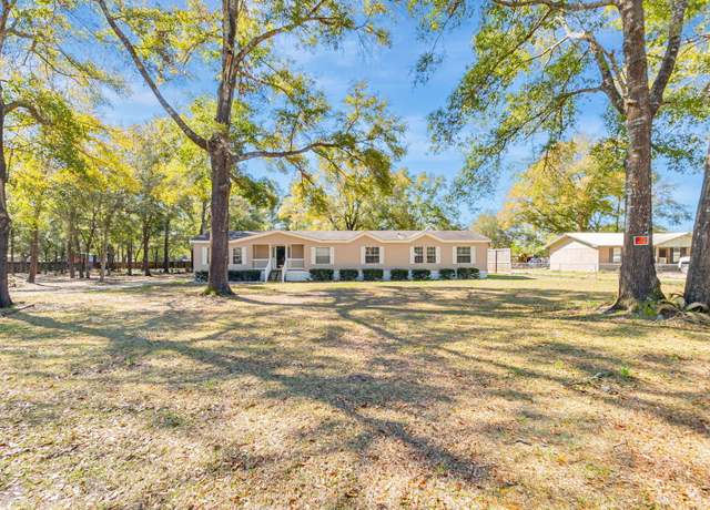 Property at 429 Woodlawn Rd, Freeport, FL 32439, 4 beds, 2 baths
