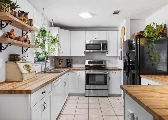 Property at 1404 Stanford Rd, Gulf Breeze, FL 32563, 3 beds, 1.5 baths