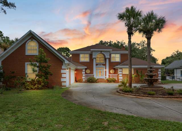 Property at 913 Sara Dr, Shalimar, FL 32579, 5 beds, 5 baths