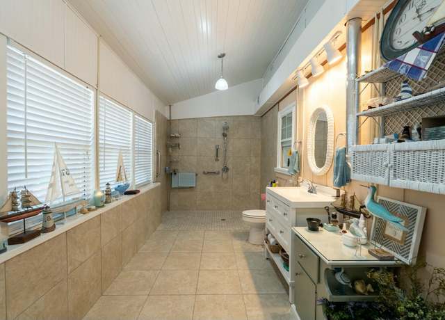 Property at 711 Powell Dr, Niceville, FL 32578, 2 beds, 2 baths