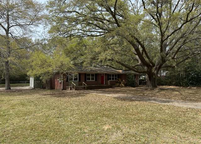 Property at 6425 Aspen Ave, Milton, FL 32570, 4 beds, 2 baths