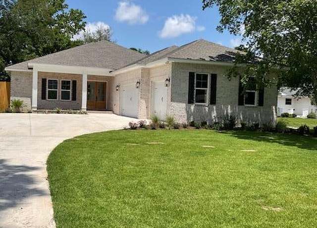 Property at 127 Country Club Rd, Shalimar, FL 32579, 4 beds, 3.5 baths