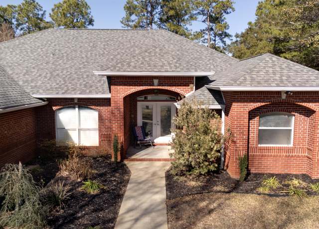 Property at 6568 Castlewood St, Navarre, FL 32566, 4 beds, 3 baths