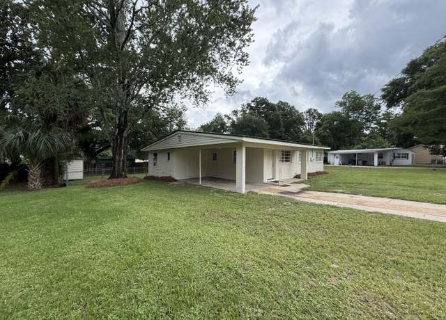 Property at 110 Tyner Dr, Crestview, FL 32539, 3 beds, 2 baths