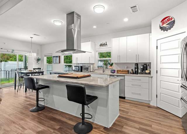 Property at 736 Commanche St, Fort Walton Beach, FL 32547, 3 beds, 2.5 baths