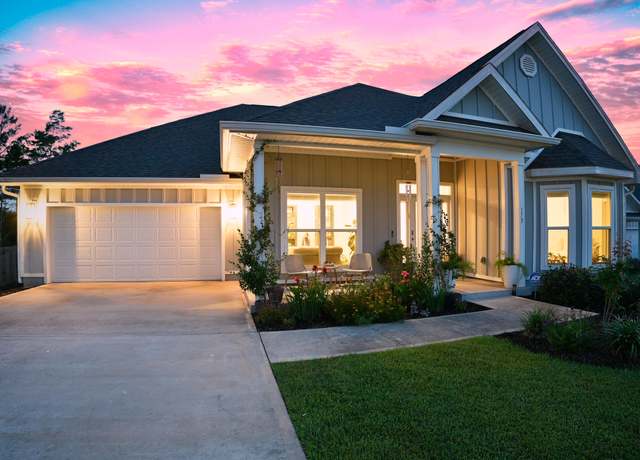 Property at 173 Hammock Oaks Blvd, Freeport, FL 32439, 5 beds, 3 baths