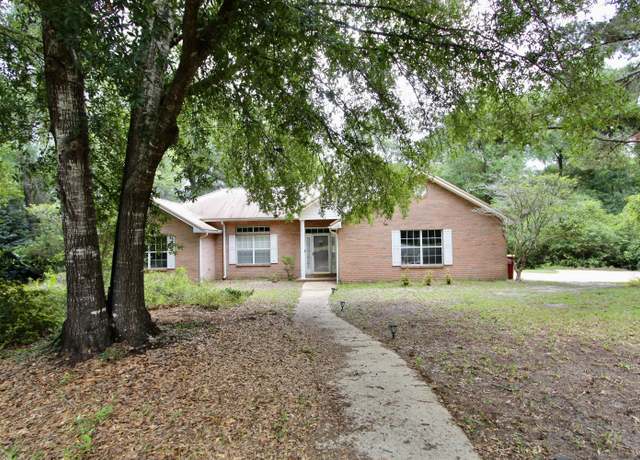 Property at 218 Golf Course Dr, Crestview, FL 32536, 3 beds, 2 baths