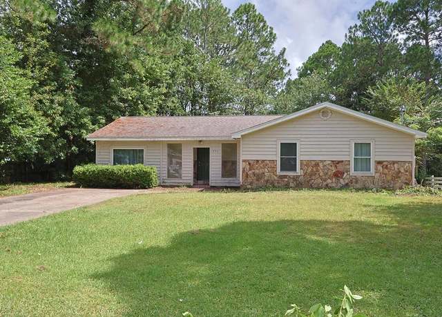 Property at 392 E Pine St, Mary Esther, FL 32569, 4 beds, 2.5 baths