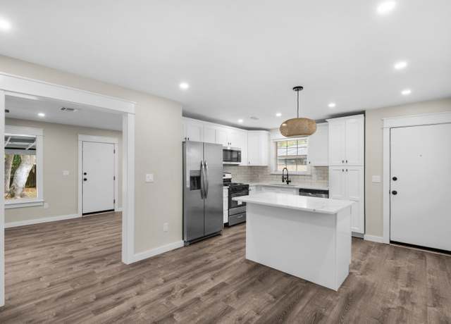 Property at 4 Magnolia Dr, Mary Esther, FL 32569, 3 beds, 2 baths