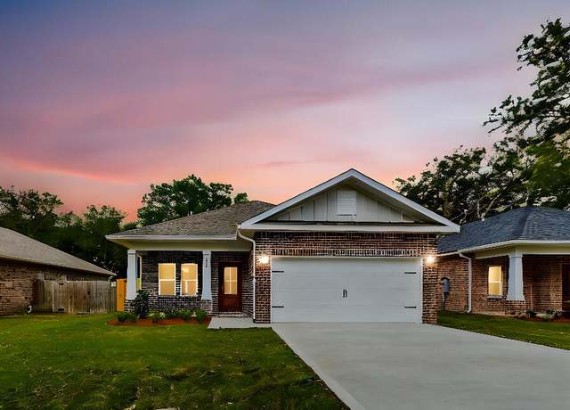 Property at 1575 Pine St, Niceville, FL 32578, 4 beds, 2.5 baths