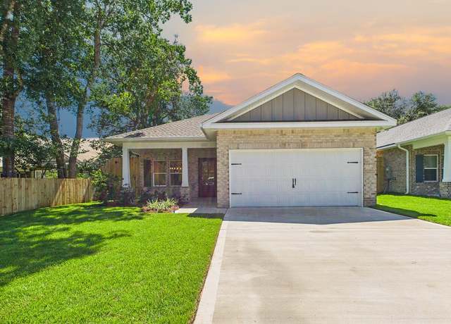 Property at 1575 Pine St, Niceville, FL 32578, 4 beds, 2.5 baths