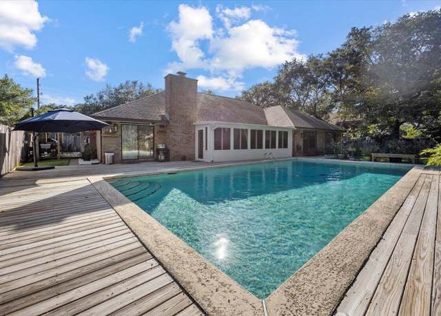 Property at 240 Country Club Rd, Shalimar, FL 32579, 4 beds, 2.5 baths