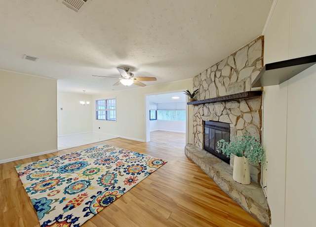 Property at 1111 Coral Dr, Niceville, FL 32578, 3 beds, 2 baths