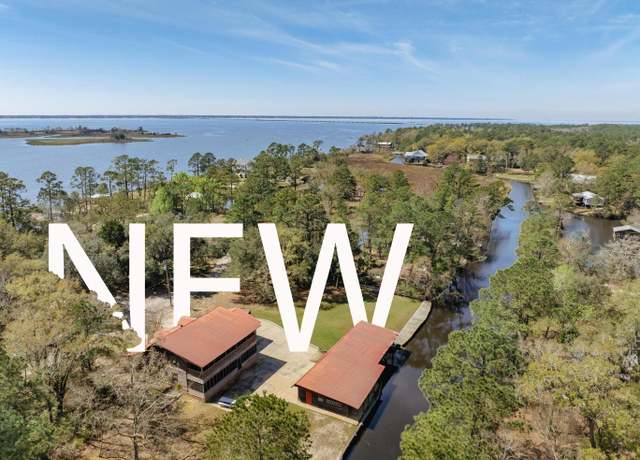 Property at 602 Pitts Bayshore Dr, Freeport, FL 32439, 4 beds, 2.5 baths