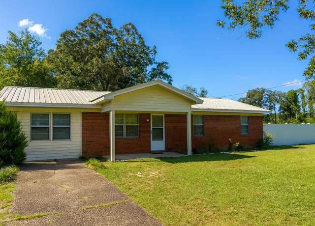 Property at 1208 Sunshine Dr, Crestview, FL 32539, 3 beds, 2 baths