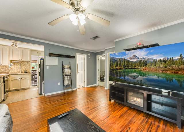 Property at 965 B St, Crestview, FL 32536, 3 beds, 1 bath