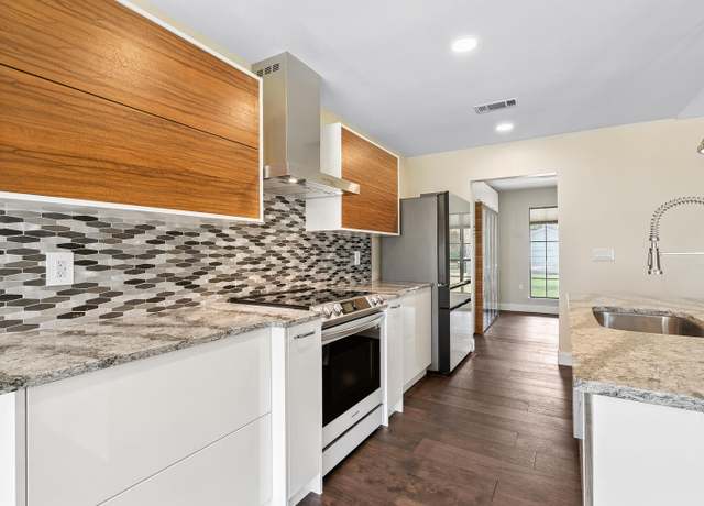 Property at 30 Ashford Ct, Mary Esther, FL 32569, 3 beds, 2 baths