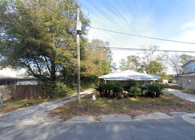 Property at 635 S Wilson St, Crestview, FL 32536, 3 beds, 1 bath