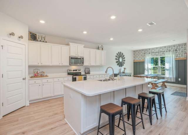 Property at 35 Hammock Cir, Freeport, FL 32439, 4 beds, 3 baths