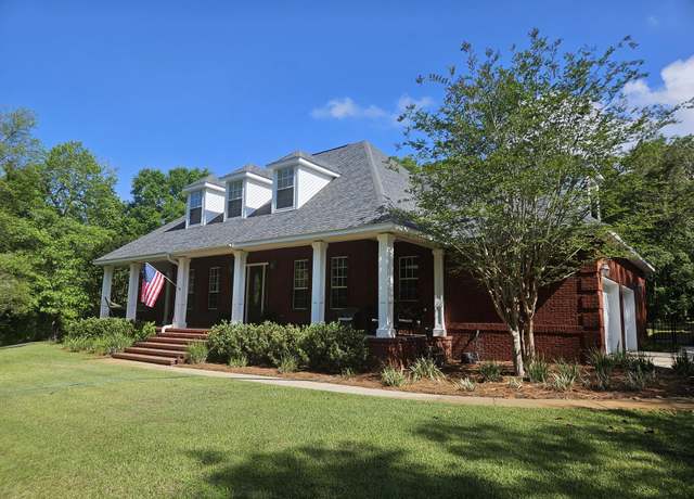 Property at 944 Lake Dr, Niceville, FL 32578, 4 beds, 3.5 baths