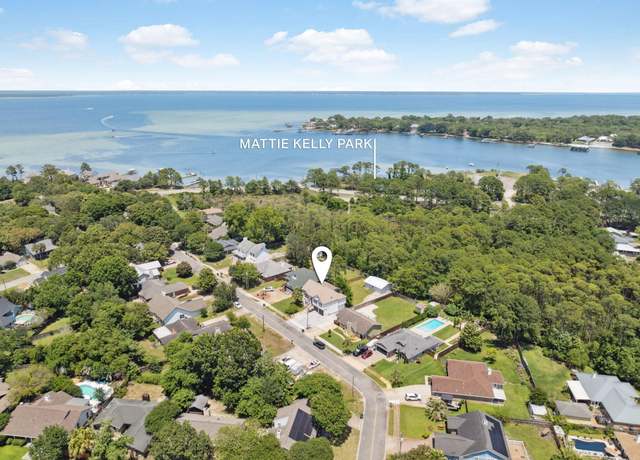 Property at 1190 Bay Ct, Destin, FL 32541, 5 beds, 3.5 baths