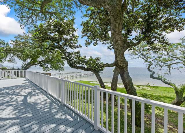 Property at 2062 Blue View Ct, Navarre, FL 32566, 5 beds, 3.5 baths