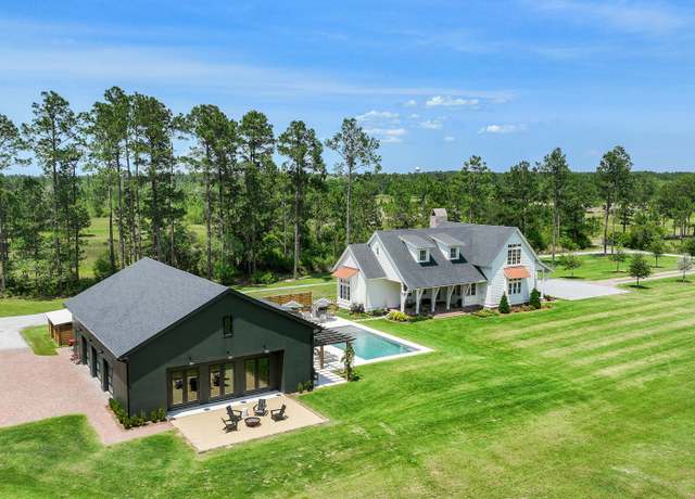 Property at 181 Jonathan Dr, Freeport, FL 32439, 5 beds, 5.5 baths