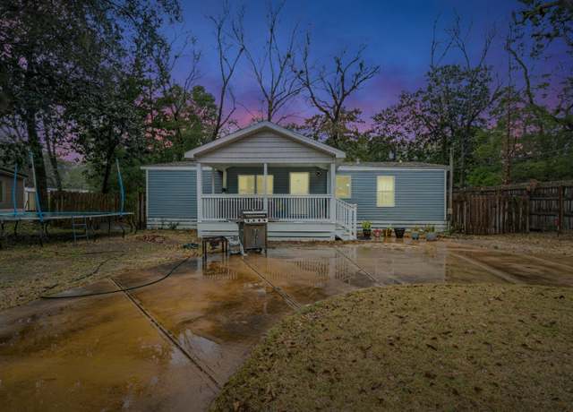 Property at 679 Persimmon St, Freeport, FL 32439, 3 beds, 2 baths