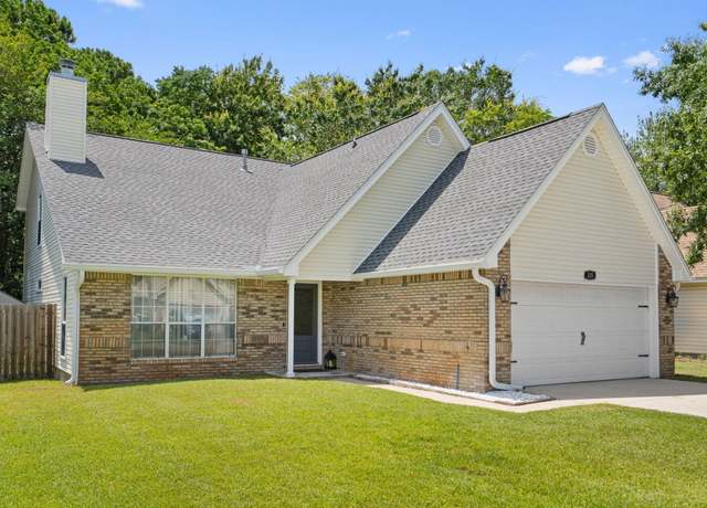 Property at 335 Brookwood Blvd, Mary Esther, FL 32569, 4 beds, 2.5 baths