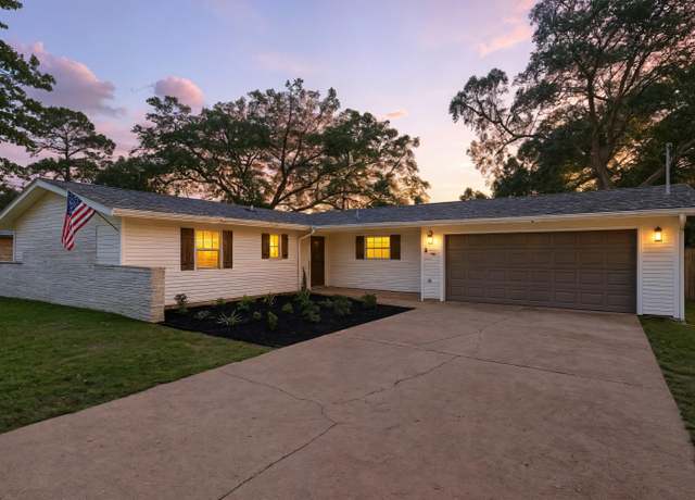 Property at 817 Valparaiso Blvd, Niceville, FL 32578, 4 beds, 2 baths