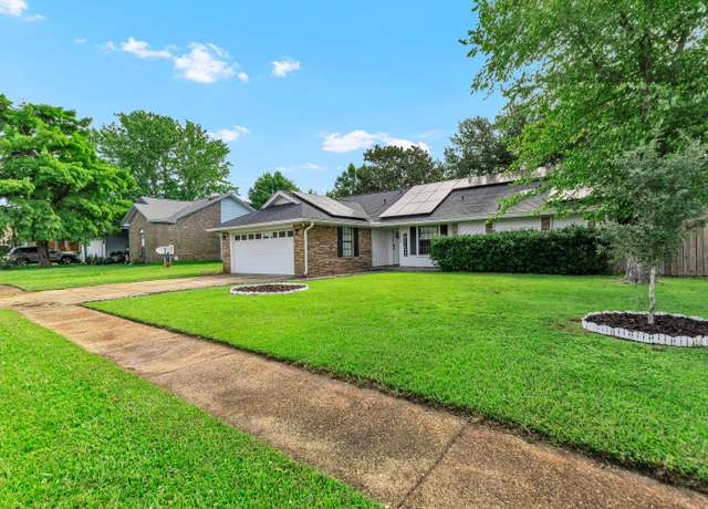 Property at 1029 Boulevard De La Parisenne, Mary Esther, FL 32569, 3 beds, 2 baths